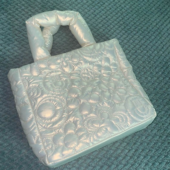 NWT Urban Outfitters White Holographic puffer Bag Tote - Picture 9 of 12